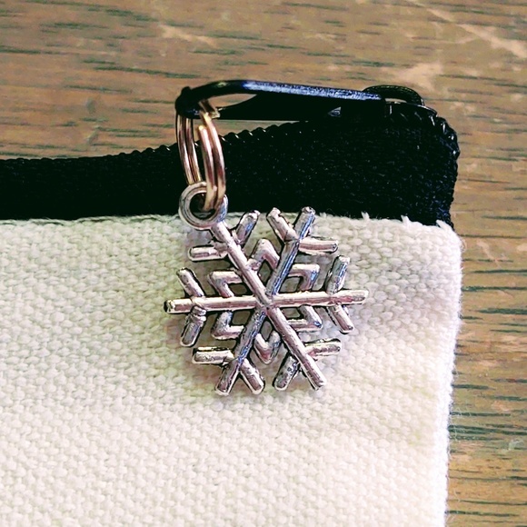 NEW SMALL CANVAS ZIPPER POUCH, COSMETIC BAG, MERRY & BRIGHT CHRISTMAS ELVES - Picture 3 of 6